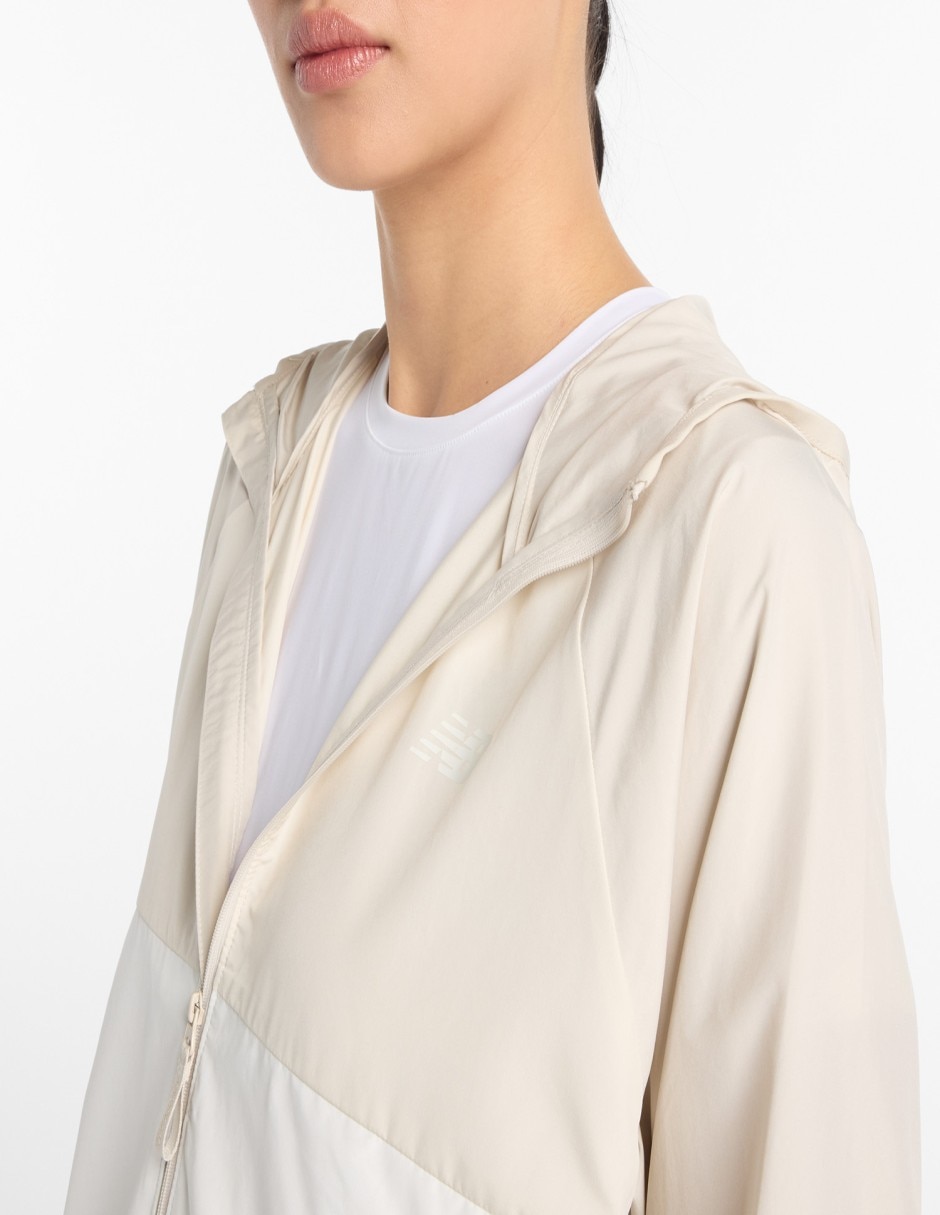 Chamarra para correr New Balance Athletics Packable de mujer