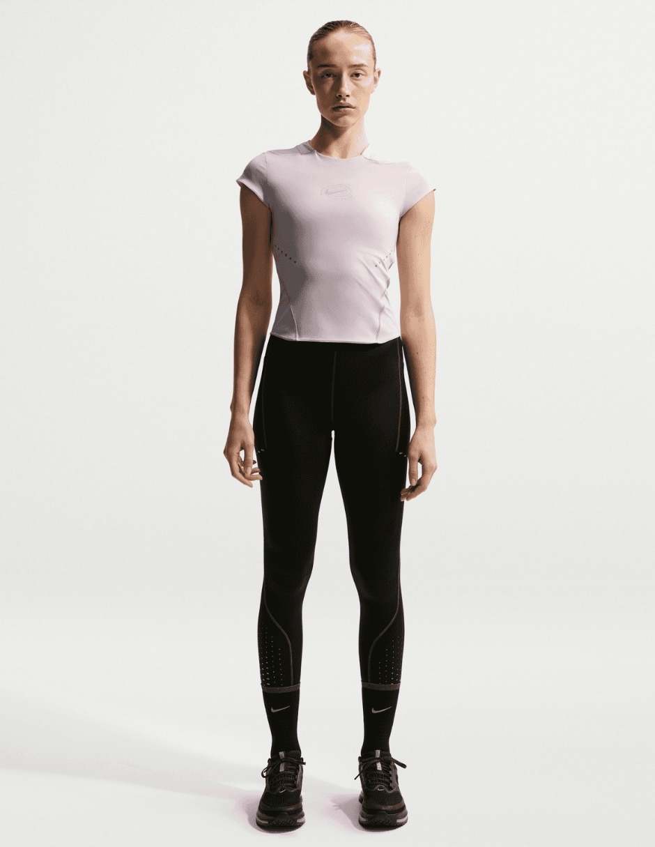 Playera deportiva para correr Nike de mujer