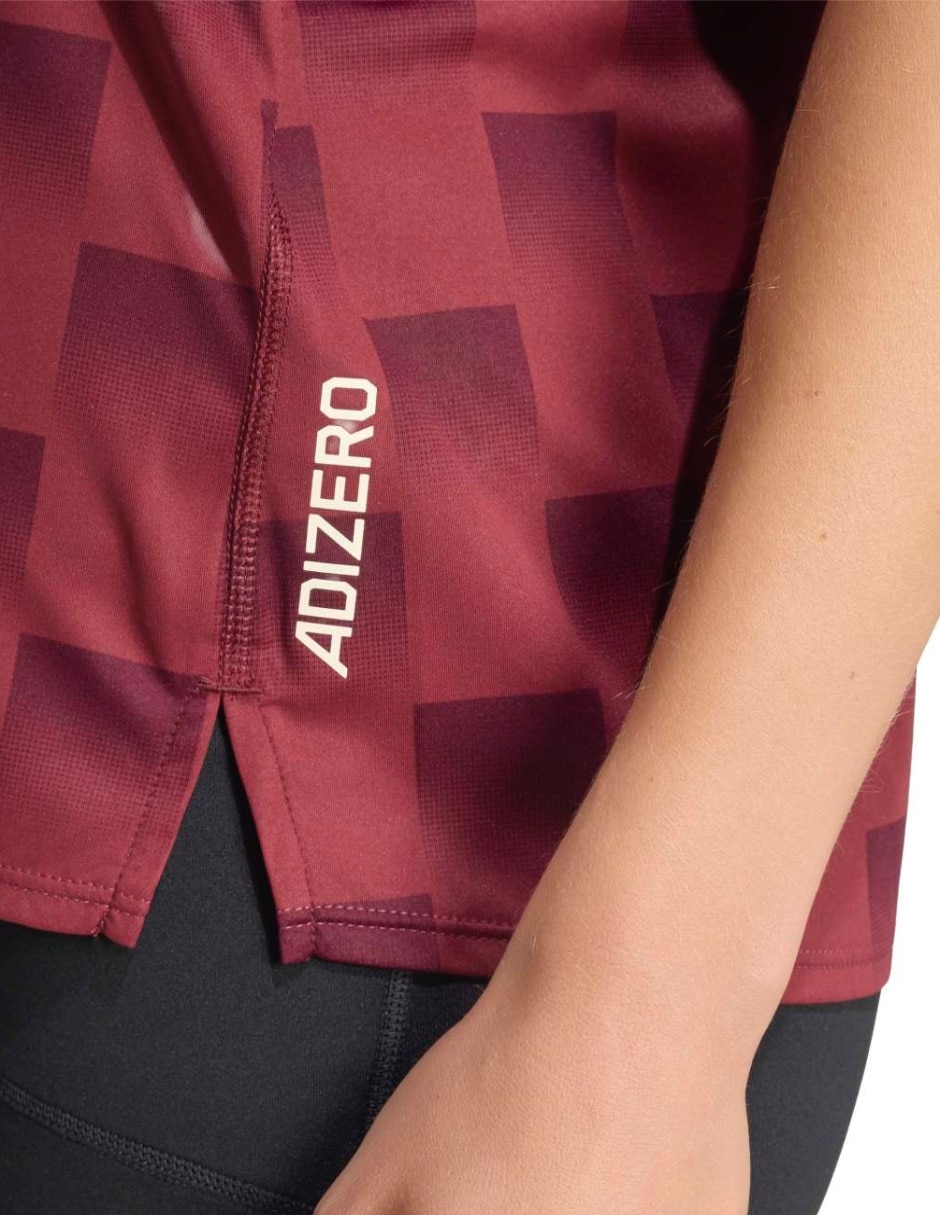 Playera deportiva para correr de mujer 7